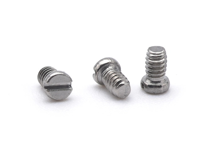 Tornillo Phillips pequeño para electrónica