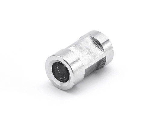 Tornillo hueco estriado