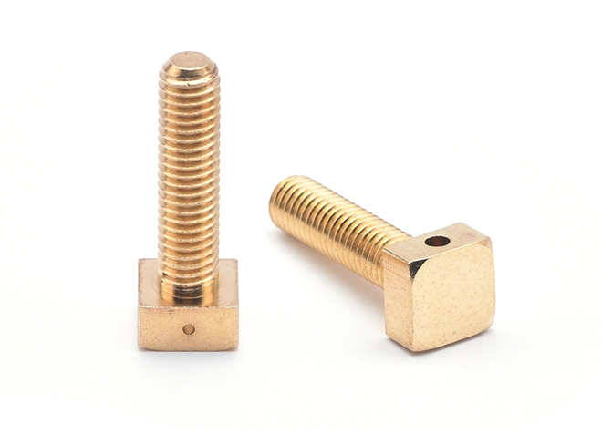 Tornillo de latón con agujero cuadrado