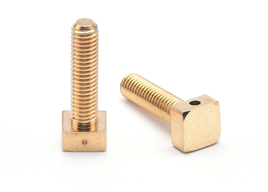 Tornillo de latón con agujero cuadrado