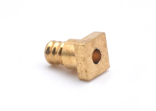 Tornillo escalonado pequeño de cobre en dispositivo médico